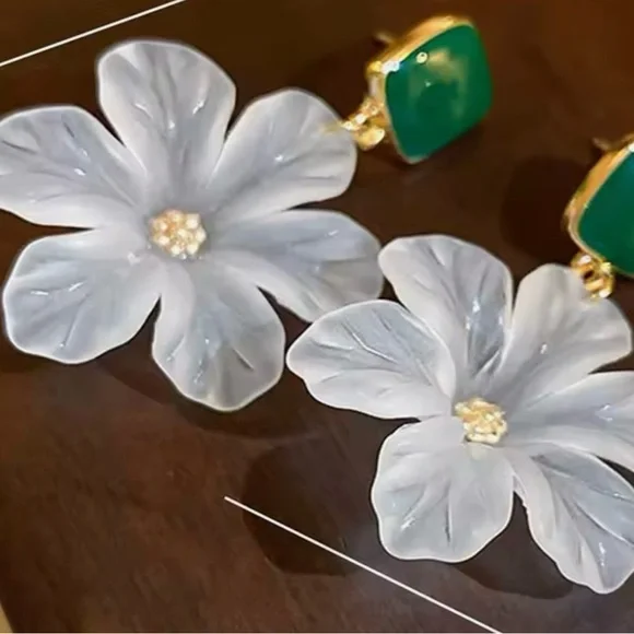 NEW Elegant White Floral Earrings with Green Accents - Picture 4 of 4